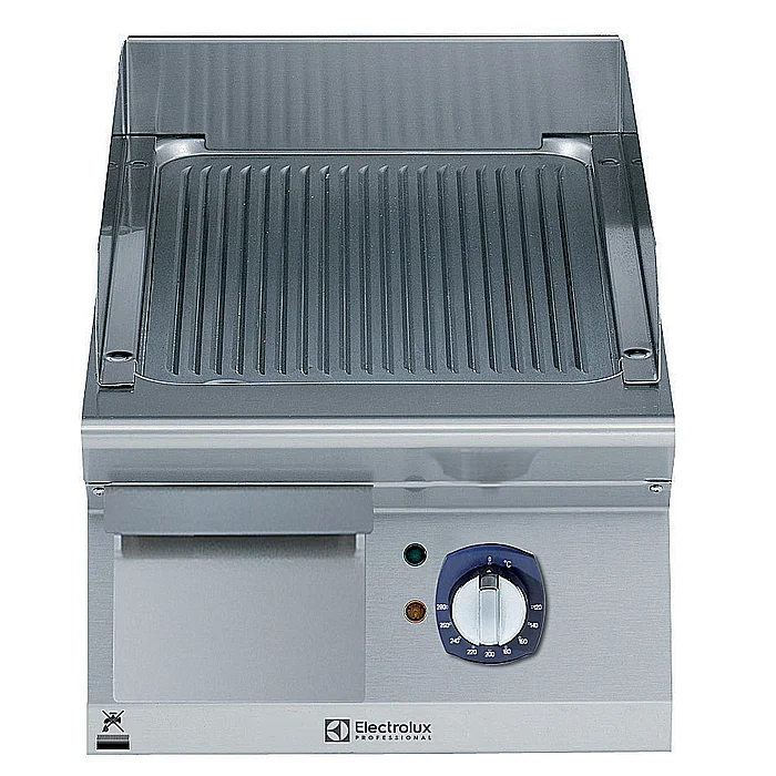Gamma cottura modulare<br>Fry top elettrico con piastra rigata e inclinata, in acciaio al cromo spazzolato