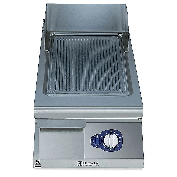 Gamma cottura modulare<br>Fry top a gas con piastra rigata e inclinata, in acciaio al cromo spazzolato, 1/2 modulo