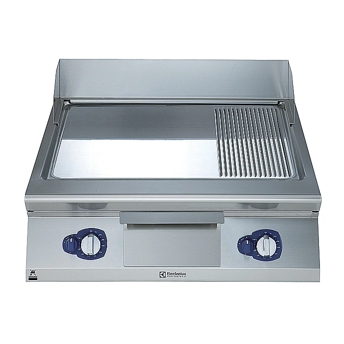 Gamma cottura modulare<br>Fry top a gas con piastra 2/3 liscia e 1/3 rigata e inclinata, in acciaio al cromo lucidato
