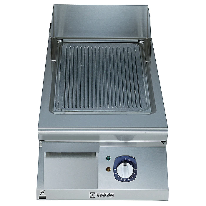 Gamma cottura modulare<br>Fry top elettrico con piastra rigata e inclinata, in acciaio al cromo spazzolato, 1/2 modulo