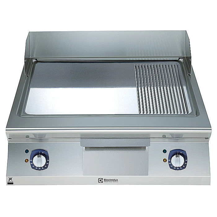 Gamma cottura modulare<br>Fry top elettrico con piastra 2/3 liscia e 1/3 rigata e inclinata, in acciaio al cromo lucidato